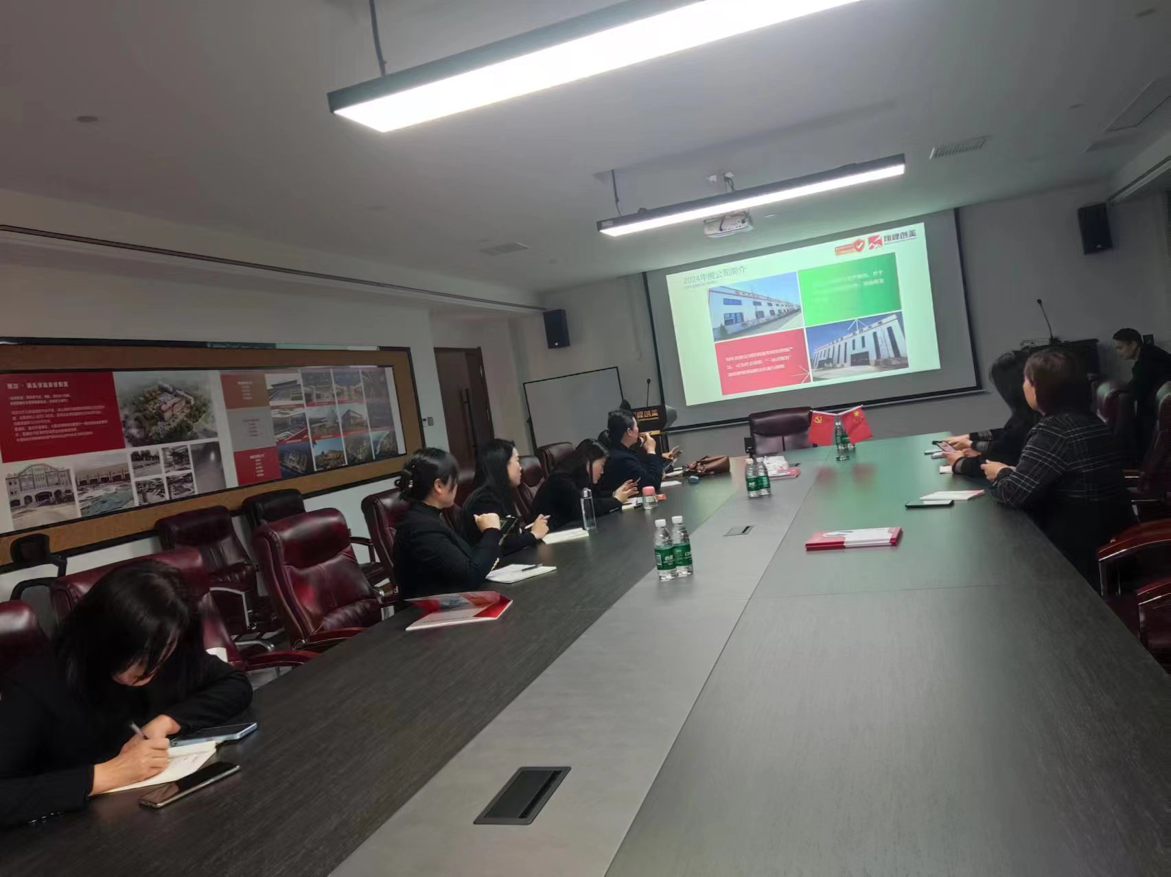 【翔峰創美】技術部總經理李昊為銷售部全體員工進行產品培訓